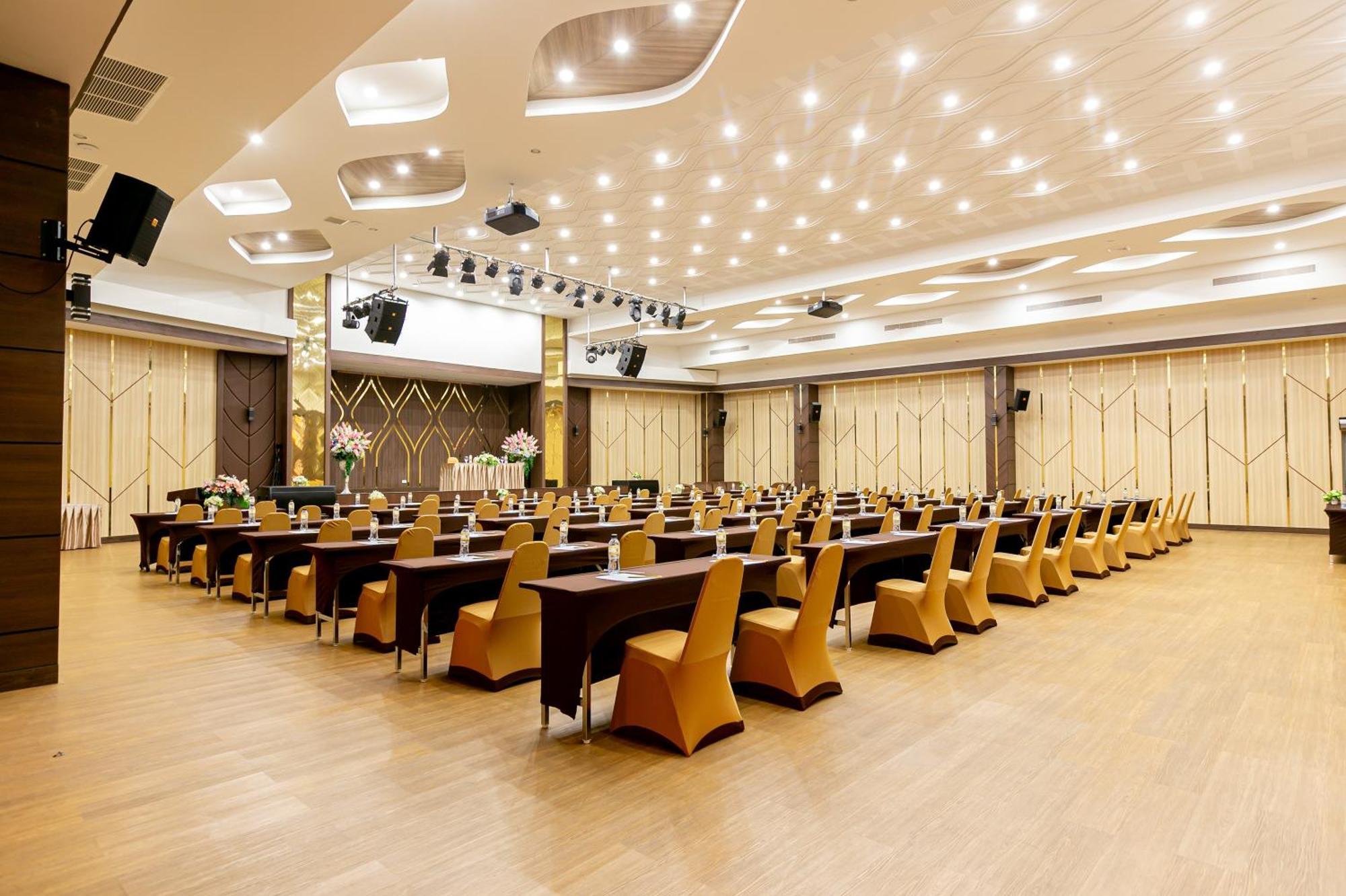 Grand Ratchapruek Hotel Pak Kret Exterior photo